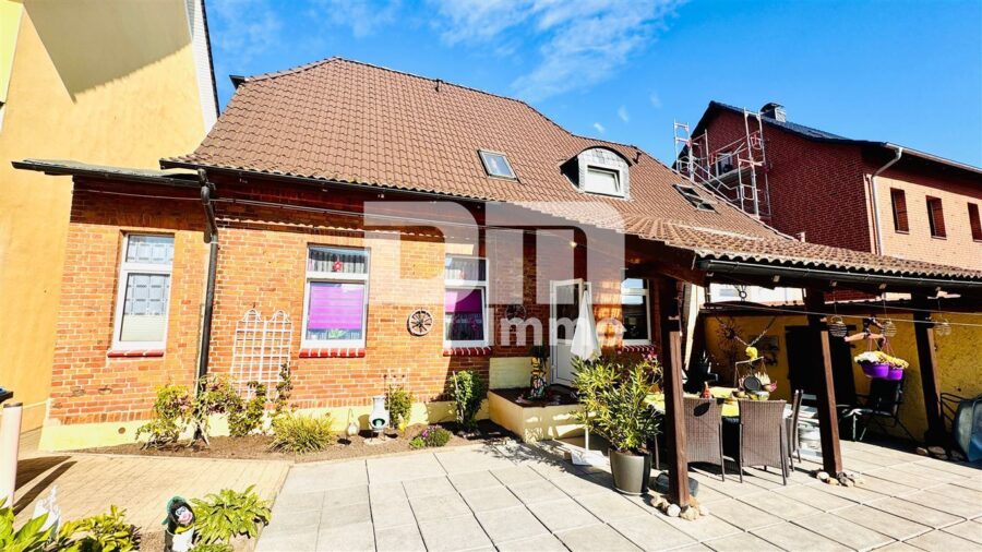 Solides Ein- bis Zweifamilienhaus mit großer Terrasse, Nebengebäude und opulenten Gartenbereich - Rückansicht